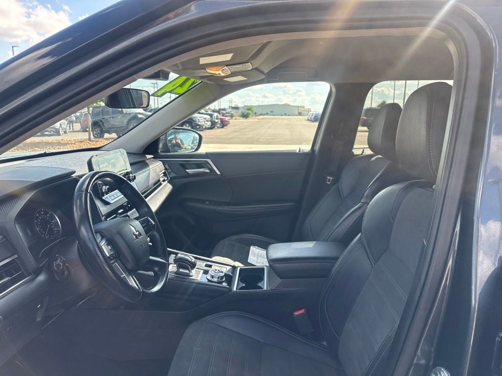 2024 Mitsubishi Outlander Base
