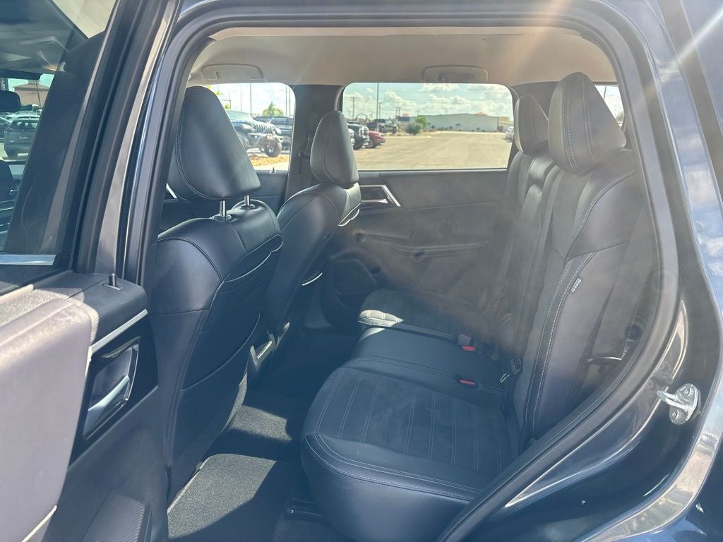 2024 Mitsubishi Outlander Base